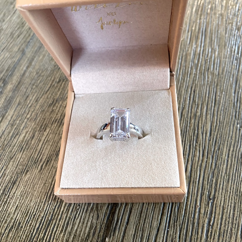 Jaclyn Roxanne outstanding ring. Size 8